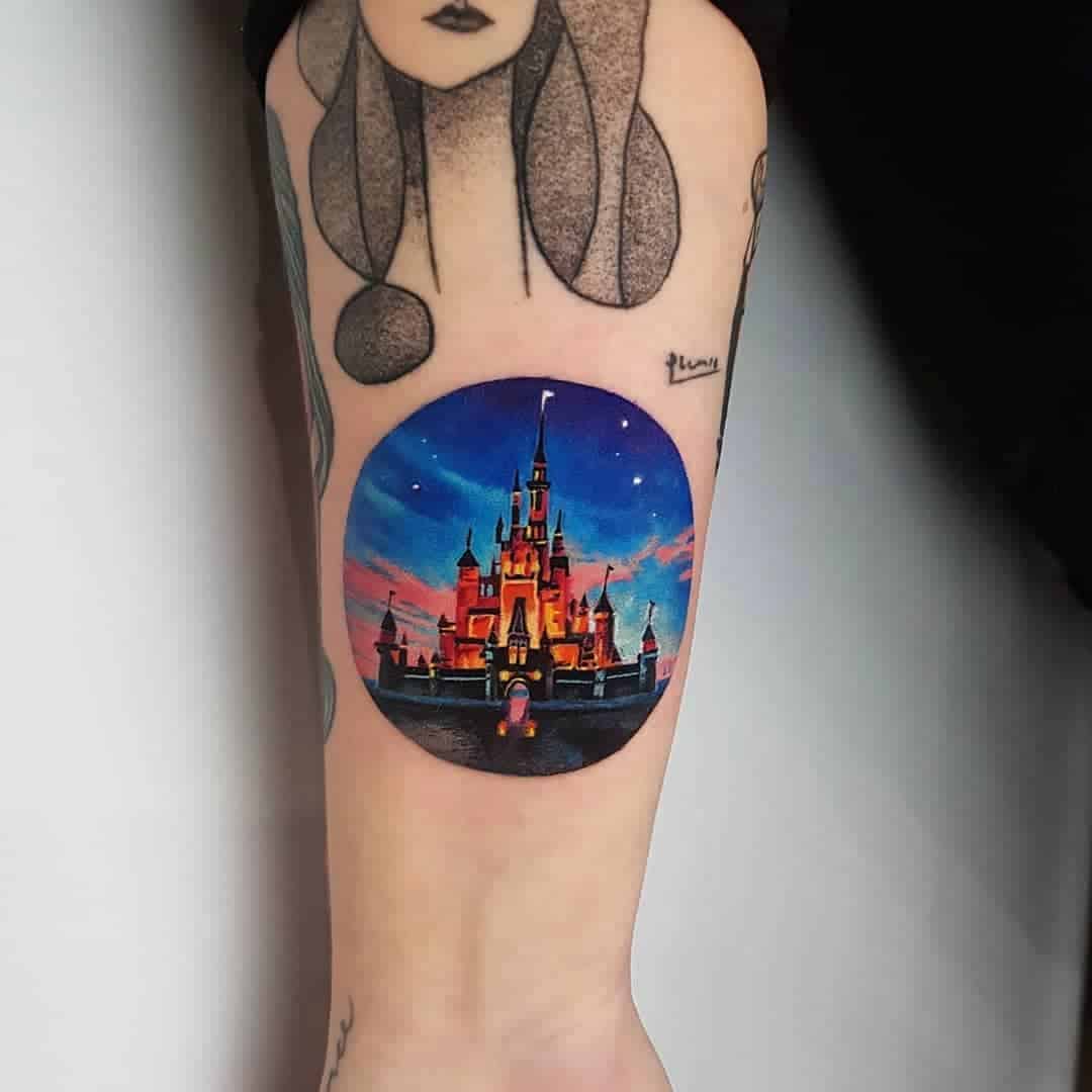 Kleine kleur tattoo van het Disney kasteel op een onderarm. Geplaatst bij Inksane tattoo en piercing