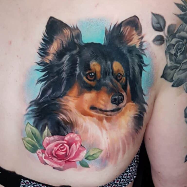 portret van hond in kleur realisme, op schouderblad. Gezet bij Inksane tattoo en piercing