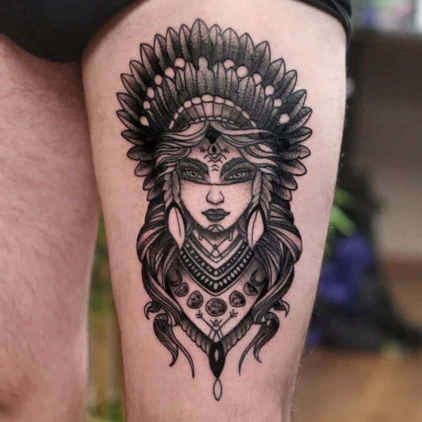 Oldschool tattoo op bovenbeen van een vrouwelijke indiaan. Geplaatst bij Inksane tattoo en piercing