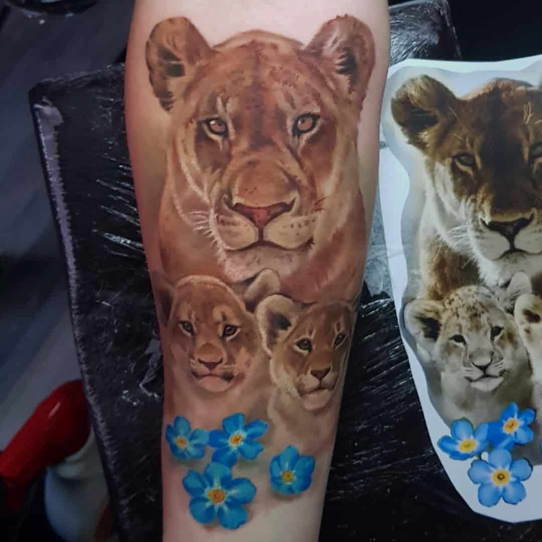 Tattoo met leeuwin en 2 welpjes in kleur realisme op onderarm, gezet bij Inksane tattoo en piercing