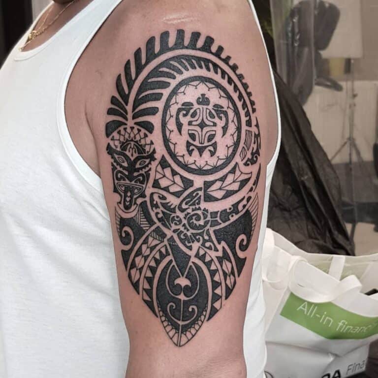Maori tattoo op bovenarm, geplaatst bij Inksane tattoo en piercing