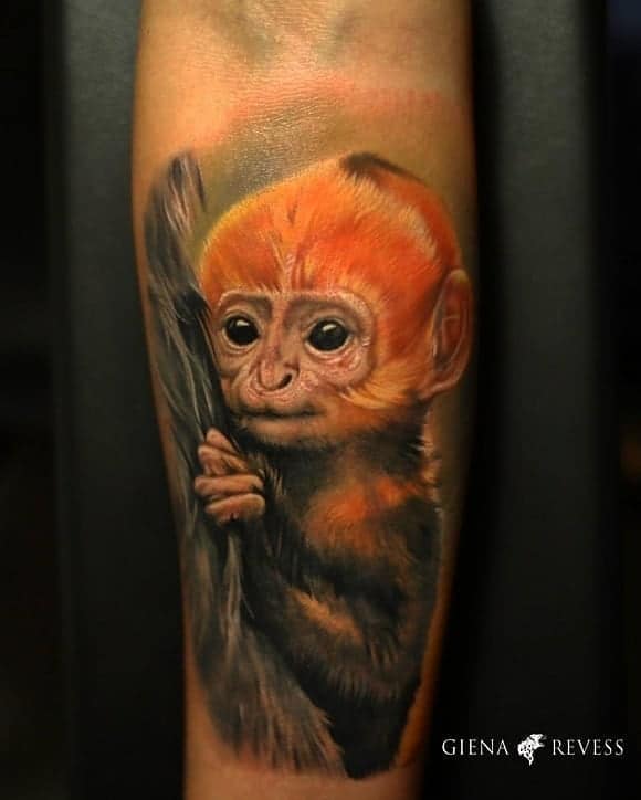 Kleur realisme tattoo van een klein aapje op een onderarm, geplaatst bij Inksane tattoo en piercing.