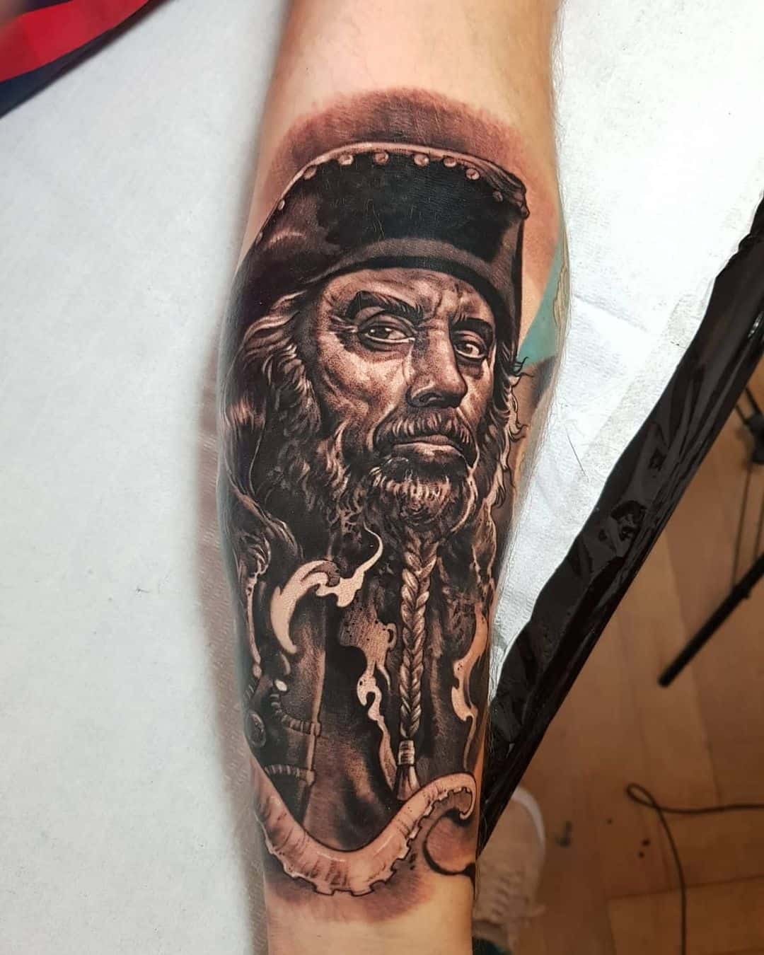 Black and grey tattoo van Blackbeard van pirates of the Caribbean. Op de onderarm, geplaatst bij Inksane tattoo en piercing.