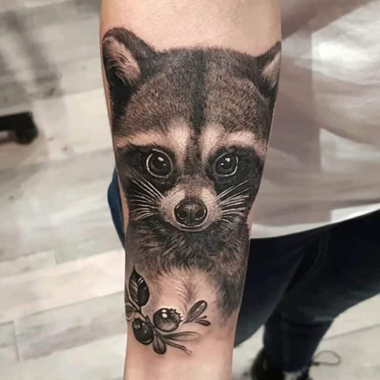 wasbeer tattoo in black and grey realisme op onderarm, geplaatst bij Inksane tattoo en piercing