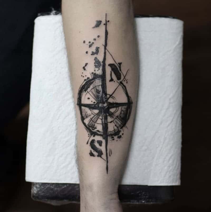 Sketchy tattoo op onderarm. Kompas, geplaatst bij Inksane tattoo en piercing