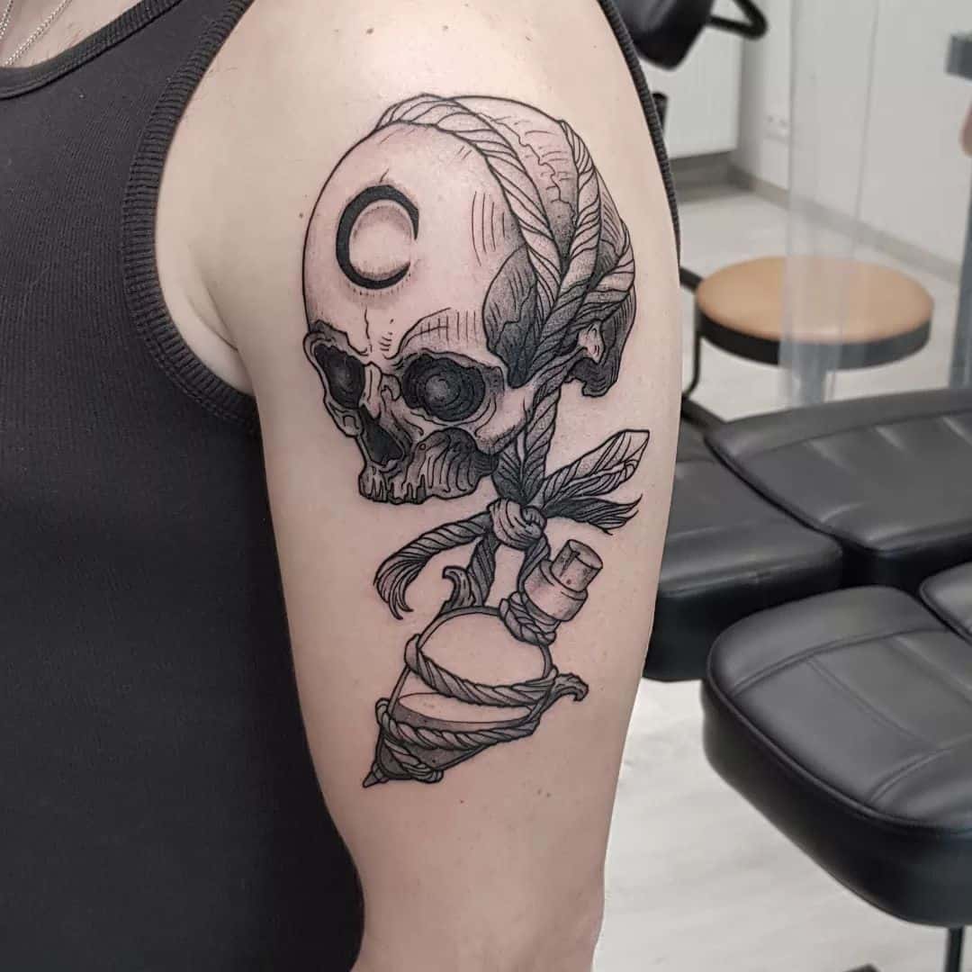 Tattoo op bovenarm met een schedel, geplaatst bij Inksane tattoo en piercing