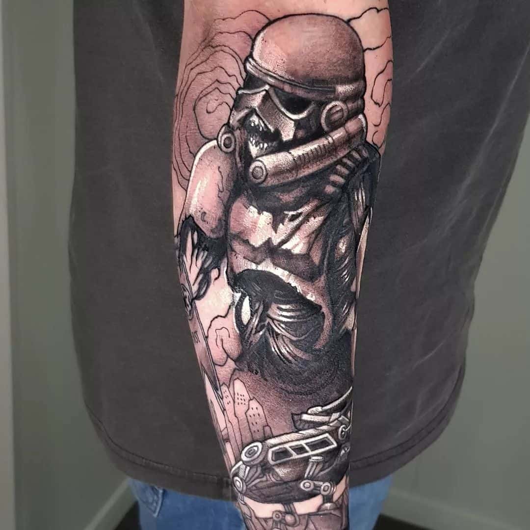 Black and greu tattoo met een storm trooper op onderarm, geplaatst bij Inksane tattoo en piercing